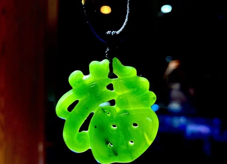 Trang sức ngọc khắc tên, ký tự, chữ ký riêng mang năng lượng tối ưu