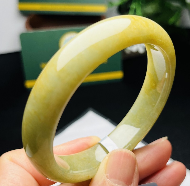 Ngọc phỉ thúy cao cấp giúp tăng cường sự vững vàng trên con đường sự nghiệp