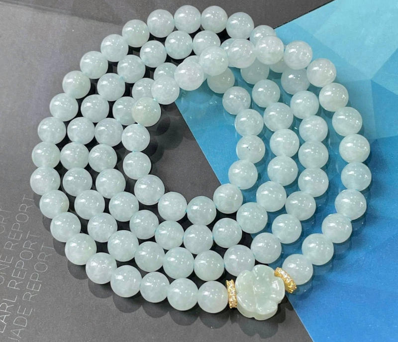 Ngọc mang đến món quà của tình yêu, bình an và thịnh vượng