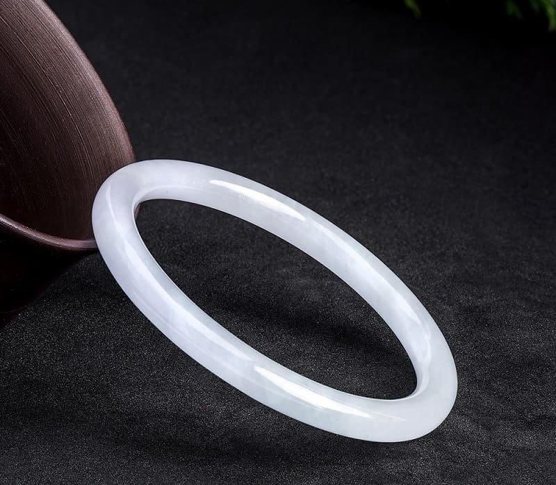 Trang sức ngọc bạch giúp người mệnh thủy kích hoạt tài lộc