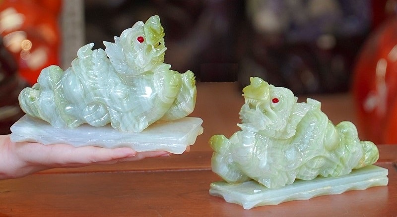 Tượng tỳ hưu bằng ngọc đặt trên bàn làm việc