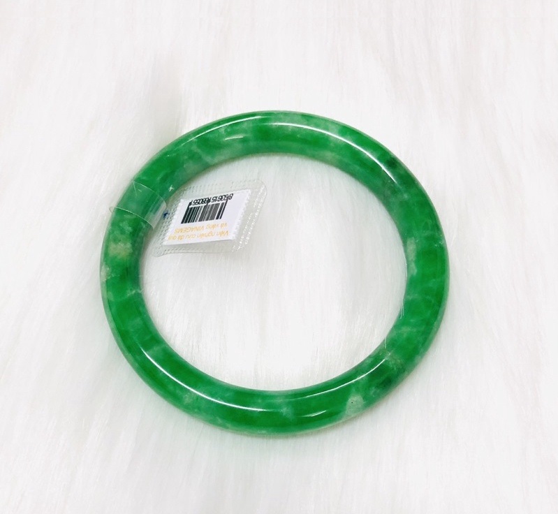 Vòng ngọc bản tròn tượng trưng cho sự trọn vẹn, viên mãn, bình an và đủ đầy